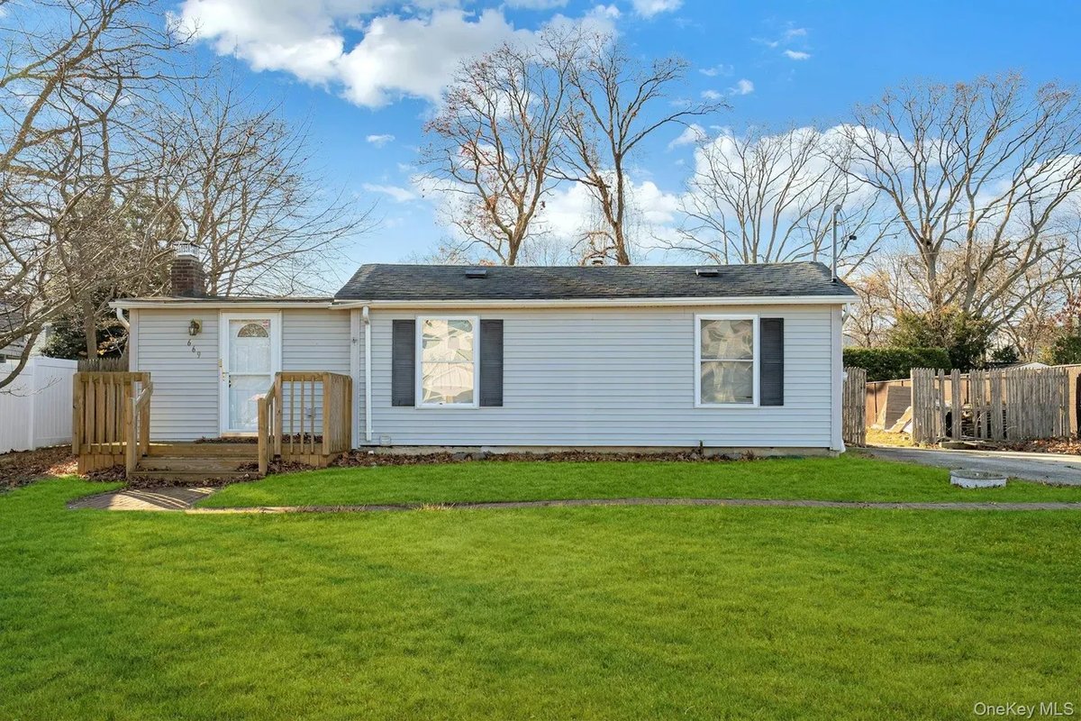 East Lindenhurst, NY - 669 East Dr, Lindenhurst, NY 11757 | Realtor.com®