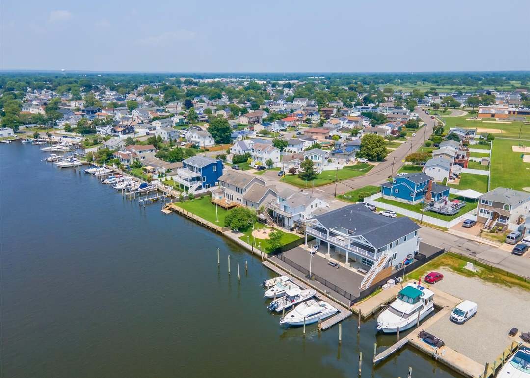 East Lindenhurst, NY - 390 E Shore Rd, Lindenhurst, NY 11757 | MLS# 882198 | Redfin