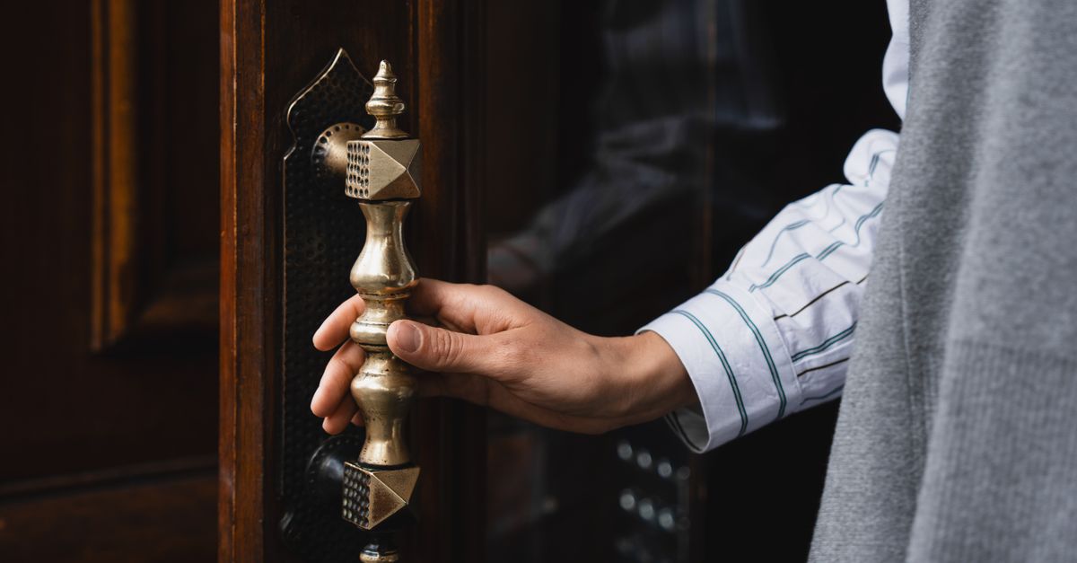 locksmith unlocking front door — Wellwood Ave Locksmith