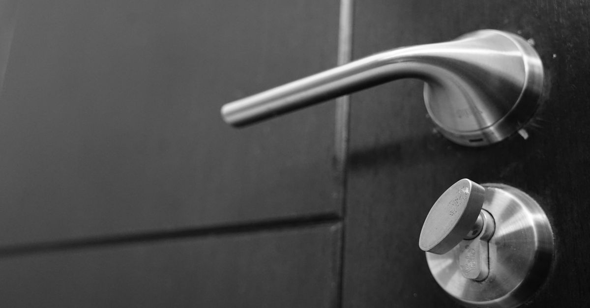 How We Handle a House & Apartment Lockout the Right Way — Wellwood Ave Locksmith